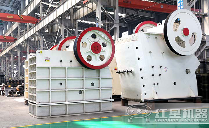 顎式破碎機(jī)實(shí)拍圖，型號(hào)多樣，價(jià)格在10-80萬之間