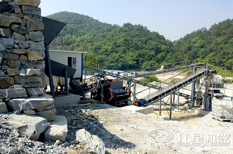 顎式細破碎機破碎現場，搭配制砂機使用